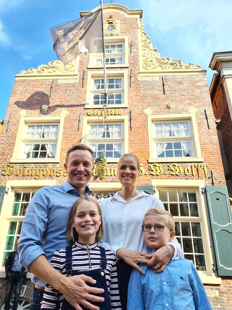 Foto der Familie Wolff vor Haus Samson